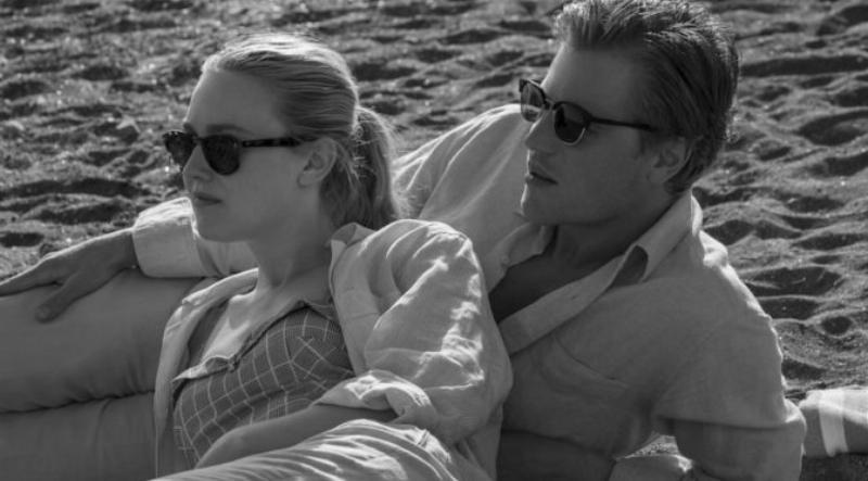 Un auditeur moderne, jeune et stylé, écoute de la musique française sur son smartphone avec des écouteurs sans fil, souriant. En arrière-plan, un paysage urbain français stylisé avec des références architecturales subtiles. L’image est dynamique et représente la connexion numérique de la nouvelle génération à la “frequence radio chante france”.